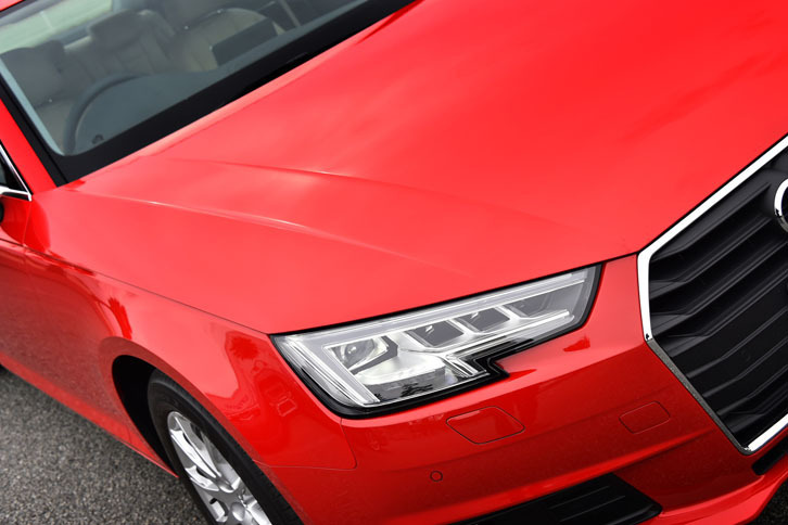 ヘッドライトはバイキセノンが標準。オプションでLEDや、ルームミラー背後のカメラが前方を観察し、LEDの光量を自動で調整するマトリクスLEDヘッドライト（写真）も選択可能。