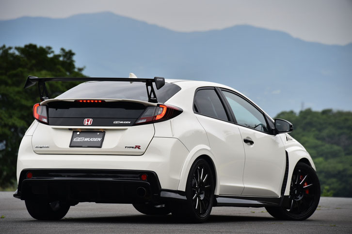 チタン製のテールパイプは、排気口を1本出しとすることで、さらなる軽量化が図られている。