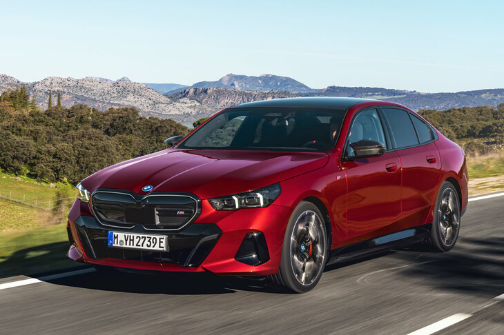 新型「BMW 5シリーズ」にラインナップされる、フル電動の高性能モデル「i5 M60 xDrive」。電動パワートレイン採用車が幅を利かせるようになってきた昨今、セダンが後輪駆動であることの必然性はもはやないといっていい。