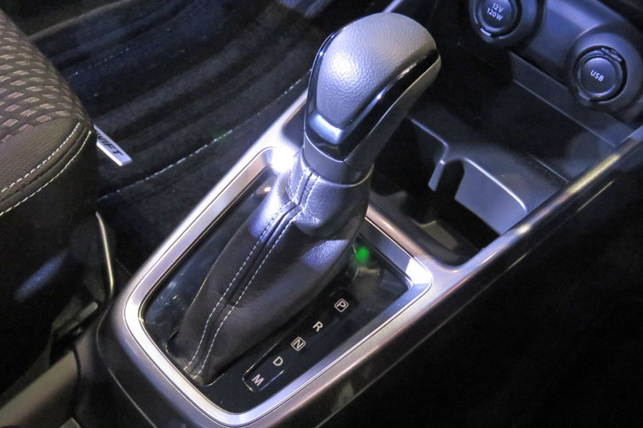 トランスミッションの設定は多岐にわたり、ハイブリッド車にはCVT、ターボ車には6段AT、純ガソリン車にはCVTと5段MTが用意される。