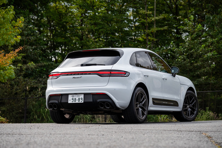 直4エンジンを搭載した軽量な車体に、フットワーク重視の専用サスペンションを組み合わせた「マカンT」。SUVに限らず、4ドアのモデルに“T”グレードが設定されるのは、これが初となる。