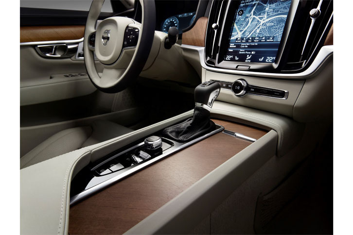 「ボルボV90」のインテリア。