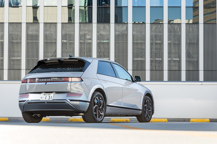 海外ではすでに高い人気を得ている「ヒョンデ・アイオニック5」。知名度が上がれば、日本でも国産EVの手ごわいライバルとなるかもしれない。（写真：山本佳吾）