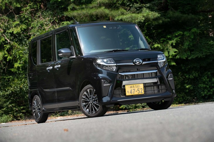 テスト車のボディーカラーは新色「パールブラック」。「タントカスタム」にはこれを含めて8色と、3種類のツートンカラーが用意されている。