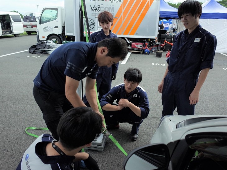 メンテナンスと掃除が終了したら、帰る準備をします。86/BRZ Raceでは、テントを立ててレースウイークを過ごしています。風が強いとテントが飛ばされてしまうこともあるため、しっかりと固定しなければなりません。ラッシングベルトの使い方、固定の仕方のレクチャーを受けて、全員で手分けして作業を進めます。そして横幕を全方位に張り、テントを完全に閉めて終了となります。