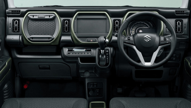 「ハスラー タフワイルド」のインストゥルメントパネル。マットカーキのインパネカラーガーニッシュが目を引く。