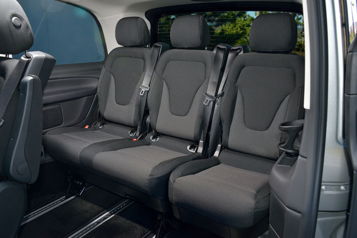 3列目シート。座面と背もたれは3座独立の形状ながら、右側席と中央席は一体型。全体としては、2：1の分割可等式となっている。