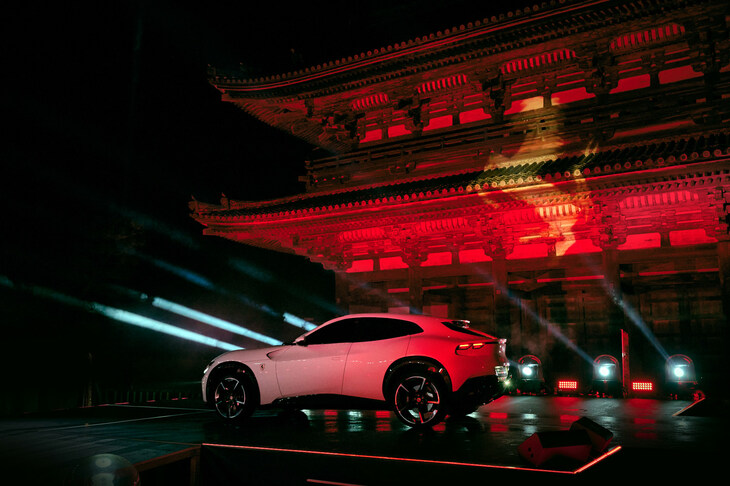 仁和寺二王門には、サーチライトでフェラーリの象徴である“跳ね馬”が浮かび上がっていた。（写真：フェラーリ・ジャパン）