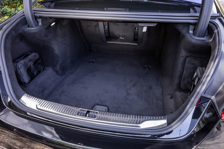 足を差し入れる動作でトランクリッドが開閉する「フットトランクオープナー」機能を標準装備。オプションの「AMGライン」が装着された試乗車の荷室容量は、480リッターとなる。