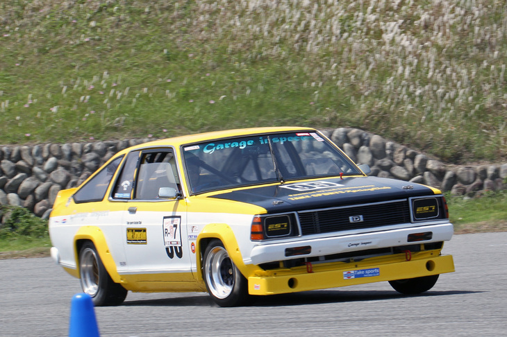 これも「スーパーセブン」以外の、数少ないRクラスの常連である「ダットサン・サニークーペ」。型式名KB310こと4代目サニークーペのレース仕様である。