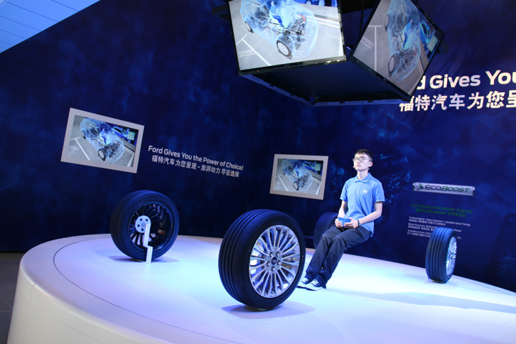 これはフォードのブースで見られた、パワーユニットのバリエーションをアピールするコーナー。どうやって座っているのか、彼の交代時間まで観察していたかったが、筆者のほうが時間切れ。