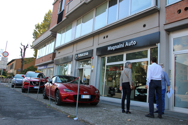 フィレンツェのスバル＆マツダ販売店「ムニャイーニ・アウト」。ショールームは半分がマツダのスペースで、もう半分がスバルにあてられる。