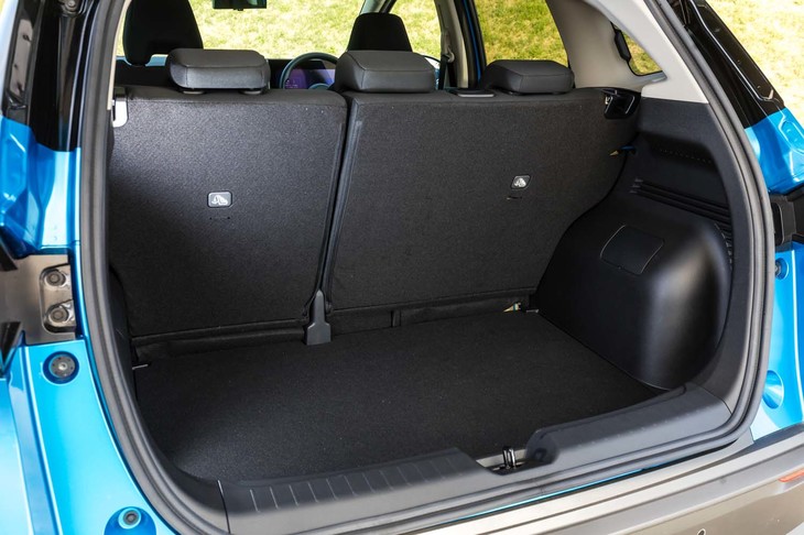 後席使用時のラゲッジスペース。6：4分割式の後席を前方に倒すことで長尺物の積載に対応する。