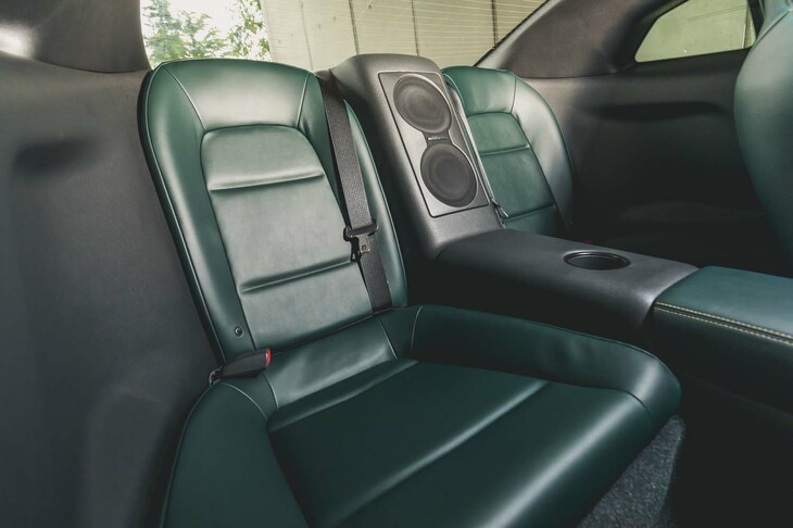後席はミニマムな空間だが、カップホルダーが1つ備わっている。トランスアクスルレイアウトのため座面の長さが際立っている。
