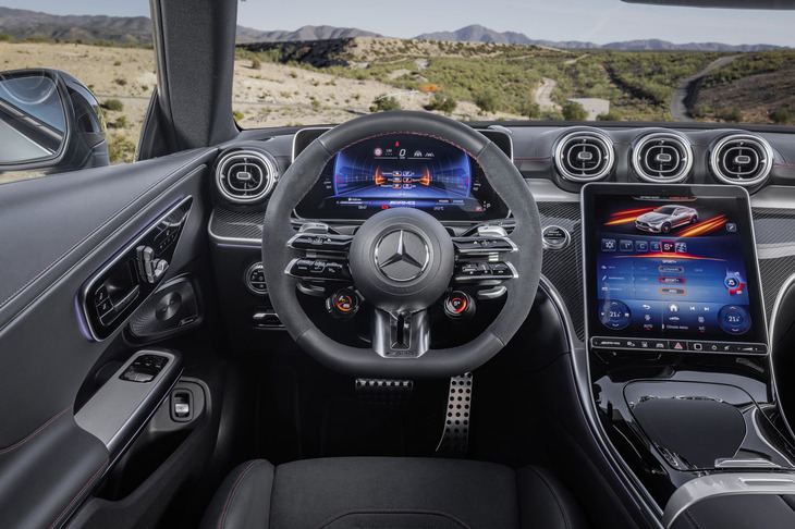 コックピットでは、下部が平らになったステアリングホイールや多くの赤いトップステッチ、カーボンのインレイが目を引く。ディスプレイの表示には、AMG専用の特別なビジュアルエレメントが採用されている。
