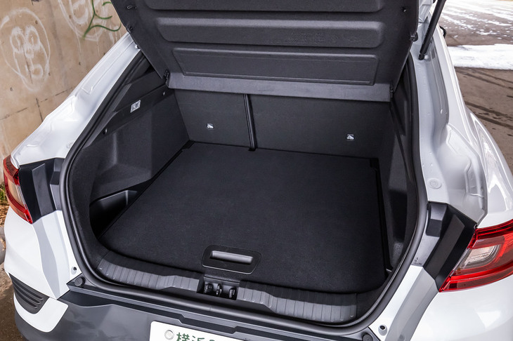 後席を使用する通常時の荷室容量は「E-TECHハイブリッド」の33リッター増しとなる513リッター。フロアボードは２段階の調整式で、上段にセット（写真）すると前方に倒した後席背もたれと床面がほぼフラットになる。