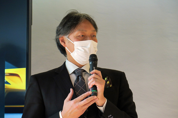 報道陣にあいさつする、「ロータス東京 原宿ショールーム」の責任者を務める小松 誠氏。