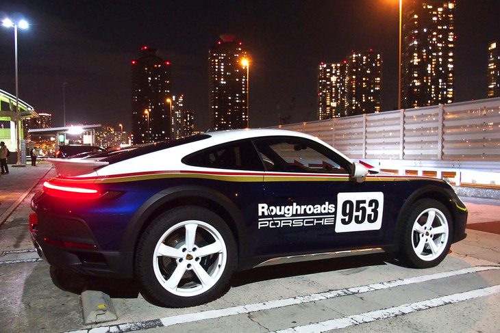 パリダカの優勝車をほうふつさせるエクステリアや特別仕立てのインテリアが特徴の「ラリーデザインパッケージ」は、390万3000円のオプションアイテム。「953」のゼッケンとともにボディーサイドを飾る文字をよくよく見れば、ラリーマシンに入っていた「Rothmans」のロゴではなく、よく似た書体の「Roughroads」でした。