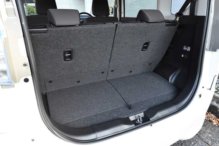 走行用バッテリーの搭載に伴って大型のサブトランクが廃止されたことを除くと、荷室スペースの仕様も他のモデルと共通となっている。