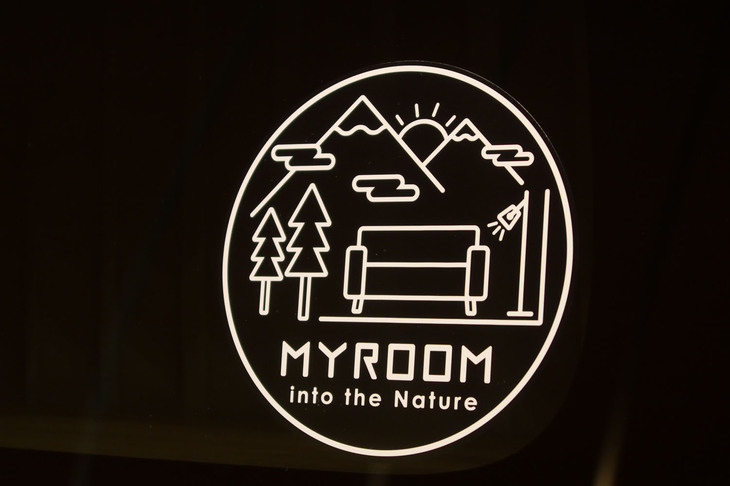 日産NV200バネットMYROOM（リアサイドガラスのMYROOMステッカー）