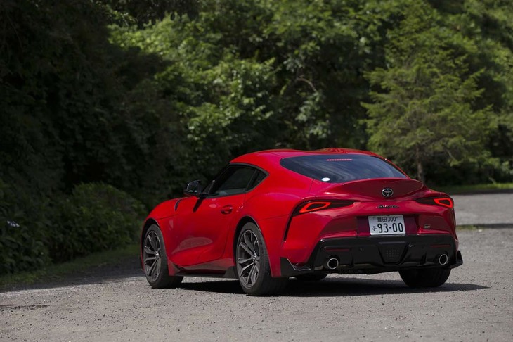 リアは、大きくふくらんだフェンダーと、あえて横幅を狭めたダックテールスポイラーとで踏ん張り感が強調されている。