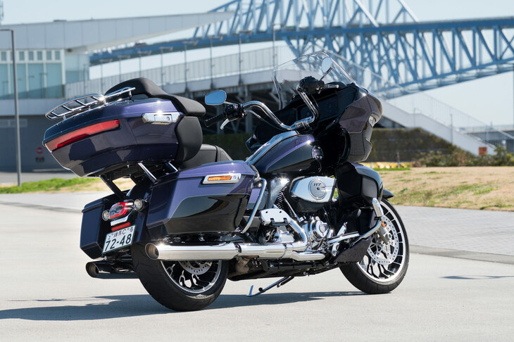 「ハーレーダビッドソン・ロードグライド リミテッド」は、車名のとおりロードグライドのさらなる上級機種だ。2025年モデルでいったん消滅したが、1年のインターバルを経て復活を果たした。