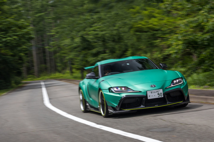 試乗車に用いられていた「レジェンドグリーン」のカラーリングは、塗装、ラッピングを問わず＋143万円の有償オプション。ディフューザーやホイールのラインもオプションで、黄と赤の2色から選択できる。