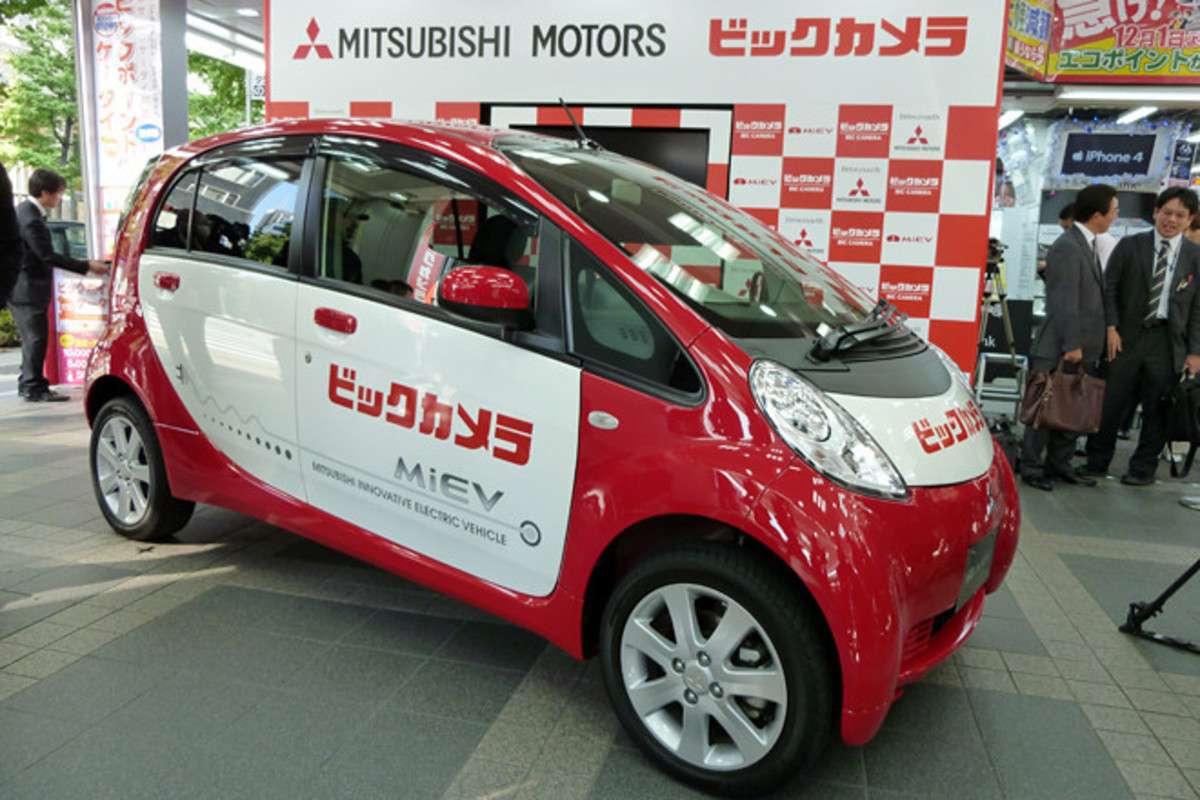 三菱とビックカメラ、「i-MiEV」の普及で協力 【ニュース】 - webCG