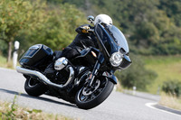 全長2560mm、車両重量398kgという巨体でありながら、ハンドリングは軽快で、積極的に走りを楽しみたくなる。