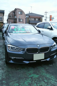 クリさんが激安中古車店『ほにゃら』（仮名）で購入検討中の「BMW 320dラグジュアリー」。車両本体価格は179万円。