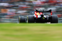 オープニングラップのターン2でフェルスタッペン（写真）がルクレールにはじき出された時、観客の悲鳴がサーキットに響いた。レッドブルの、そしてホンダ勢のエースであるフェルスタッペンは、鈴鹿でのレースを勝利で飾れず、手負いのマシンで15周した後にガレージでリタイア。ロケットスタートを決めていただけに悔しい結果となってしまった。（Photo=Red Bull Racing）