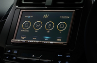 ピアノブラックのフロントパネルが多い中でNR-MZ300PREMIのパネルは濃いブラウン調。さらにゴールドのラインと文字が入っていっそうゴージャス感を漂わせる。
	（価格：28万9440円）