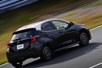 サーキットを駆け抜ける新型「ヤリス」。ボディー剛性の強化と、足まわりの構成パーツの摩擦低減、ばね下質量の軽量化などにより「ドライバーの目線が動かないフラットな走り」を実現した。