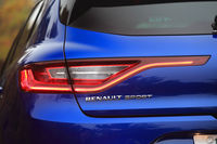 ワイド感を強調する横長のリアコンビランプ。「RENAULT SPORT」のバッジからもわかるとおり、「GT」の開発には、ルノーのモータースポーツを統括する「ルノー・スポール」が関与している。