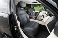 セミアニリンレザーを使った座面と背もたれの厚みは写真でも伝わるだろう。各ヘッドレストには2個のスピーカーが内蔵されている。