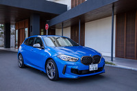 新型「1シリーズ」のハイパフォーマンスモデル「M135i xDrive」。同シリーズのラインナップで、現状唯一の4WD車である。価格は630万円。