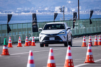 225/55R19サイズの「アレンザLX200」を装着した「トヨタ・ハリアー」の試走シーン。スラロームでは、「アレンザLX100」よりもステアリング操作に対する反応が良く、より軽快にクルマが向きを変えていく印象であった。