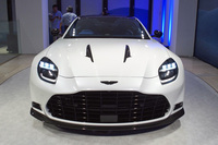 「アストンマーティン・ヴァンキッシュ」は、アストンマーティンのフロントエンジンスポーツカーの頂点に位置するモデル。2000年に初代モデルが、2012年に2代目が発表され、今回登場したモデルは3代目にあたる。