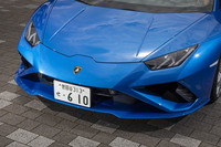 「ウラカンEVO RWD」専用デザインのスポイラーやスプリッターを採用。ベースとなった「ウラカンEVO」とはフロントフェイスにおいて、明確な差異化が行われている。