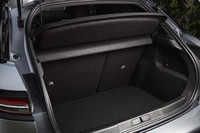 「DS 3クロスバックE-TENSE」の荷室容量は5人乗車時で350リッター。最大1050リッターまで拡大できる。