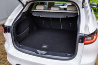 5人乗車時の荷室容量は570リッター。後席の背もたれをすべて前方に倒すと、容量を1726リッターに拡大できる（数値は欧州仕様発表時のもの）。「XDハイブリッド」モデル全車に、ハンズフリー機能付きパワーリフトゲートが標準で装備される。