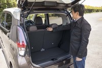 
	後席は、座面下にあるレバーのほか、荷室側の背もたれ上部中央にあるレバーでも前後にスライドできる。リクライニングも可能。
	