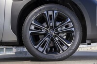 タイヤはFWD車が18インチ、4WD車は上位グレードが20インチ（写真）で下位グレードが18インチを履く。