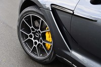 ピレリの「スコーピオン ゼロ」が装着された22インチアルミホイール。特大サイズだが、「DBX」が大柄なせいかさほど大きくは感じない。ブレーキキャリパーのイエロー仕上げはオプション扱い。