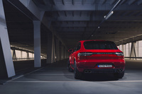 リアディフューザーやスポーツエキゾーストシステムのテールパイプなどはブラック仕上げになっている。