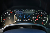 メーター内のマルチインフォメーションディスプレイには、燃費をはじめとした走行情報や走行モードの選択状態などに加え、クルマの斜度や4WDシステムの作動状況などといった、悪路走破時に役立つ情報も表示することができる。