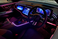 「E220dアバンギャルド」のインテリア。アンビエントライトの操作メニューで「オーディオに同調」を選択すると、サウンドに合わせて車内の照明が明滅する。