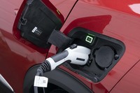 充電口は左リアフェンダーに備わっている。車両に付属する3kW 15A 200Vケーブル（写真）を使った場合で、バッテリー残量0％から100％までの充電に約18時間を要する。 