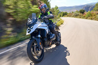 運転支援システムは充実しており、文中で紹介されるアクティブクルーズコントロールに加え、衝突の回避ないし被害軽減を図るフロントコリジョンワーニング、後側方を警戒して安全な車線変更を支援するレーンチェンジワーニングなども搭載されている。