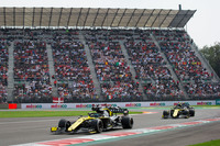 前戦日本GPで6-10位とダブル入賞を果たしたルノーだったが、その後レース失格の裁定が下った。鈴鹿でのレース終了後、レーシングポイントから、ルノーのブレーキに違反があるとの申し立てがあり、FIA（国際自動車連盟）が調査した結果、技術的な違反はないものの、スポーティングレギュレーションで禁止されている「ドライバーエイド」にはあたるとされたのだ。コンストラクターズランキング4位のマクラーレンを追っていたルノーにとっては大きな痛手。さらに親会社ルノーも自動車販売の売り上げ減に見舞われており、F1活動を含めた事業見直しの可能性も伝えられている。そんな暗いニュースを吹き飛ばさんと、メキシコGPではダニエル・リカルド（写真前）8位、ニコ・ヒュルケンベルグ（同後ろ）10位とタンデムでポイント獲得。マクラーレンとのポイント差38点で、残り3戦に向かう。（Photo=Renault Sport）